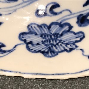 Deux assiettes polylobées en porcelaine de Chine bleu et blanc aux phénix et singes, Kangxi — photo 15