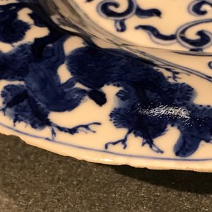 Deux assiettes polylobées en porcelaine de Chine bleu et blanc aux phénix et singes, Kangxi — photo 9