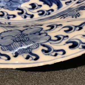 Deux assiettes polylobées en porcelaine de Chine bleu et blanc aux phénix et singes, Kangxi — photo 10