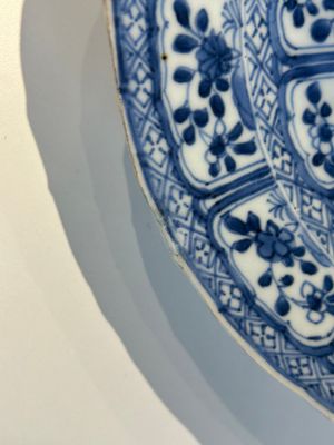 Deux assiettes similaires en faïence de Delft et en porcelaine de Chine en bleu et blanc, Kangxi et 18ème — photo 1