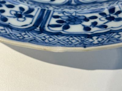 Deux assiettes similaires en faïence de Delft et en porcelaine de Chine en bleu et blanc, Kangxi et 18ème — photo 3