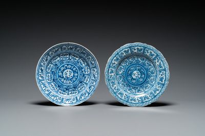 Deux assiettes similaires en faïence de Delft et en porcelaine de Chine en bleu et blanc, Kangxi et 18ème