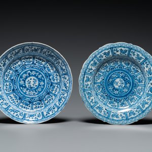 Deux assiettes similaires en faïence de Delft et en porcelaine de Chine en bleu et blanc, Kangxi et 18ème — photo 2
