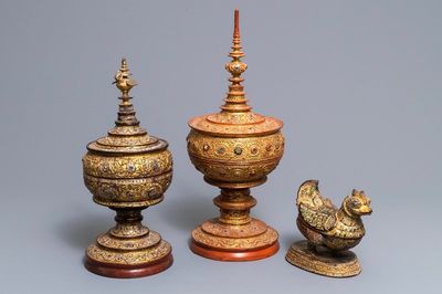 Deux boîtes à offrandes et une boîte à noix d'arec Hintha, Birmanie, 19/20ème