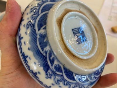 Deux boîtes à pâte rouge et un brûle-parfum tripod en porcelaine de Chine en bleu et blanc, 19/20ème — photo 11