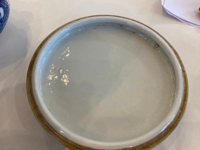 Deux boîtes à pâte rouge et un brûle-parfum tripod en porcelaine de Chine en bleu et blanc, 19/20ème — photo 13