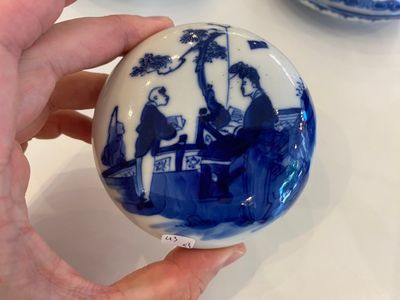Deux boîtes à pâte rouge et un brûle-parfum tripod en porcelaine de Chine en bleu et blanc, 19/20ème — photo 2