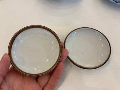 Deux boîtes à pâte rouge et un brûle-parfum tripod en porcelaine de Chine en bleu et blanc, 19/20ème — photo 4