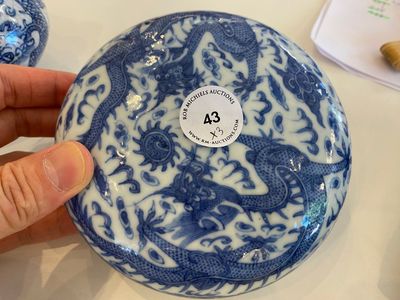 Deux boîtes à pâte rouge et un brûle-parfum tripod en porcelaine de Chine en bleu et blanc, 19/20ème — photo 9