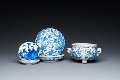 Deux boîtes à pâte rouge et un brûle-parfum tripod en porcelaine de Chine en bleu et blanc, 19/20ème