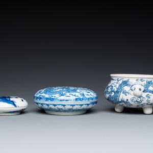 Deux boîtes à pâte rouge et un brûle-parfum tripod en porcelaine de Chine en bleu et blanc, 19/20ème — photo 3