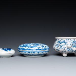 Deux boîtes à pâte rouge et un brûle-parfum tripod en porcelaine de Chine en bleu et blanc, 19/20ème — photo 5