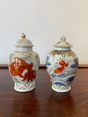 Deux boîtes à thé en porcelaine de Chine à décor de carpes en bleu, blanc et rouge de fer, Yongzheng — photo 1