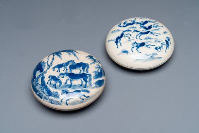 Deux boîtes couvertes à pâte rouge en porcelaine de Chine en bleu et blanc, marque de Kangxi et feuille d'artemisia, 19ème