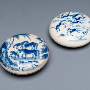 Deux boîtes couvertes à pâte rouge en porcelaine de Chine en bleu et blanc, marque de Kangxi et feuille d'artemisia, 19ème — photo 1