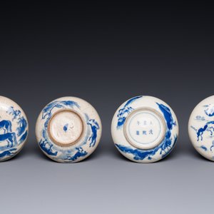 Deux boîtes couvertes à pâte rouge en porcelaine de Chine en bleu et blanc, marque de Kangxi et feuille d'artemisia, 19ème — photo 2