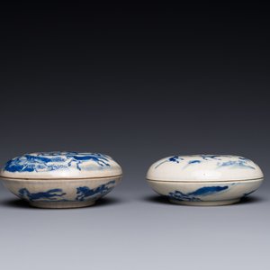 Deux boîtes couvertes à pâte rouge en porcelaine de Chine en bleu et blanc, marque de Kangxi et feuille d'artemisia, 19ème — photo 3