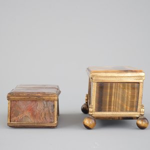 Deux boîtes en laiton et pierres semi-précieuses: oeil de tigre et agata incrusté, 19ème siècle — photo 6