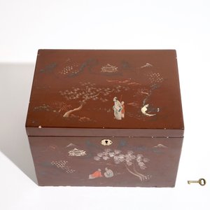Deux boîtes et une théière en laque et nacre, Japon, Meiji, 19/20ème — photo 8