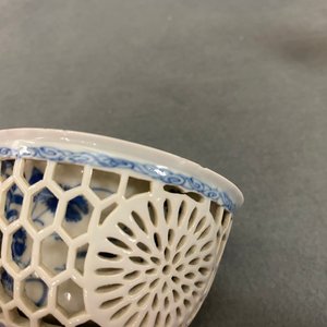 Deux bols ajourés en porcelaine de Chine en bleu et blanc, époque Transition et Kangxi — photo 17