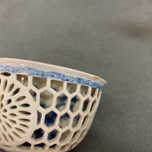 Deux bols ajourés en porcelaine de Chine en bleu et blanc, époque Transition et Kangxi — photo 18