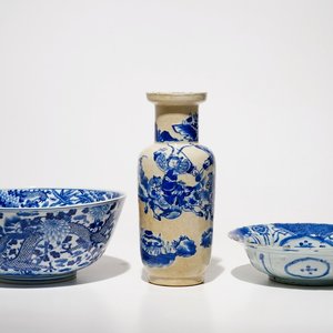 Deux bols aux dragons en porcelaine de Chine bleu et blanc et un vase de forme rouleau, Wanli et 19ème — photo 1