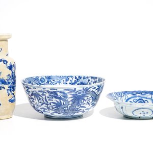 Deux bols aux dragons en porcelaine de Chine bleu et blanc et un vase de forme rouleau, Wanli et 19ème — photo 2