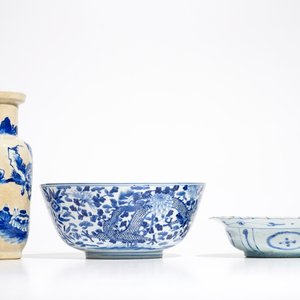 Deux bols aux dragons en porcelaine de Chine bleu et blanc et un vase de forme rouleau, Wanli et 19ème — photo 5