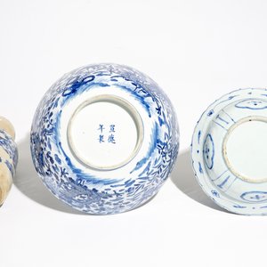 Deux bols aux dragons en porcelaine de Chine bleu et blanc et un vase de forme rouleau, Wanli et 19ème — photo 8