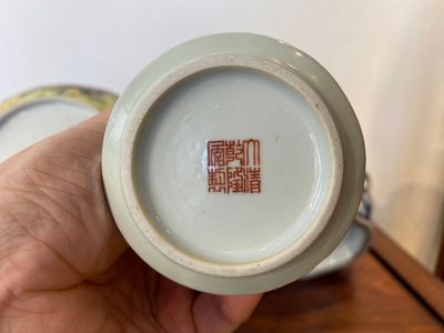Deux bols aux dragons et un vase à décor floral en porcelaine de Chine famille rose, 19/20ème — photo 6