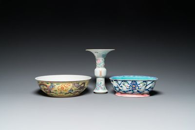 Deux bols aux dragons et un vase à décor floral en porcelaine de Chine famille rose, 19/20ème
