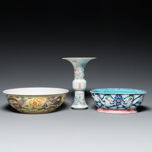 Deux bols aux dragons et un vase à décor floral en porcelaine de Chine famille rose, 19/20ème — photo 1