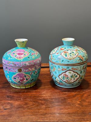 Deux bols couverts de type 'chupu' en porcelaine de Chine famille rose pour le marché Straits ou Peranakan, marque et époque de Guangxu — photo 1