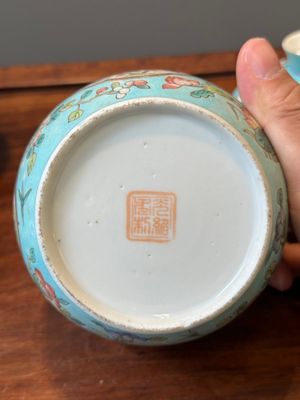Deux bols couverts de type 'chupu' en porcelaine de Chine famille rose pour le marché Straits ou Peranakan, marque et époque de Guangxu — photo 13