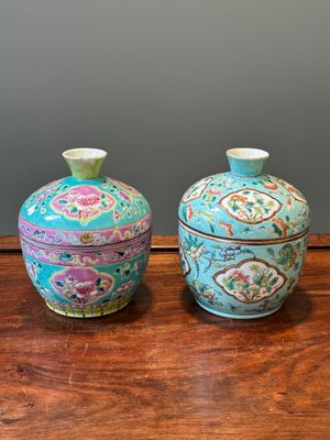 Deux bols couverts de type 'chupu' en porcelaine de Chine famille rose pour le marché Straits ou Peranakan, marque et époque de Guangxu — photo 2