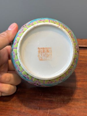 Deux bols couverts de type 'chupu' en porcelaine de Chine famille rose pour le marché Straits ou Peranakan, marque et époque de Guangxu — photo 23
