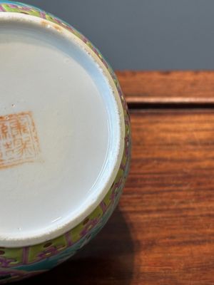 Deux bols couverts de type 'chupu' en porcelaine de Chine famille rose pour le marché Straits ou Peranakan, marque et époque de Guangxu — photo 25