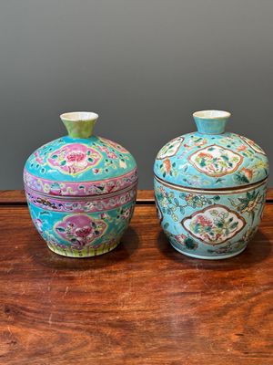 Deux bols couverts de type 'chupu' en porcelaine de Chine famille rose pour le marché Straits ou Peranakan, marque et époque de Guangxu — photo 3