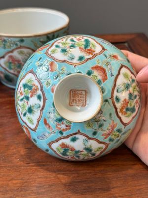 Deux bols couverts de type 'chupu' en porcelaine de Chine famille rose pour le marché Straits ou Peranakan, marque et époque de Guangxu — photo 5