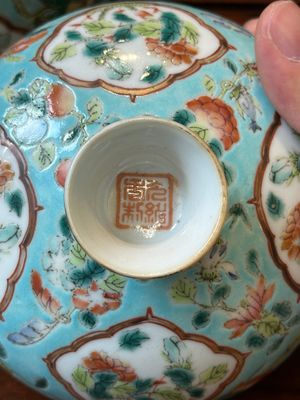Deux bols couverts de type 'chupu' en porcelaine de Chine famille rose pour le marché Straits ou Peranakan, marque et époque de Guangxu — photo 6