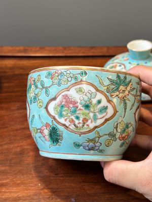 Deux bols couverts de type 'chupu' en porcelaine de Chine famille rose pour le marché Straits ou Peranakan, marque et époque de Guangxu — photo 9