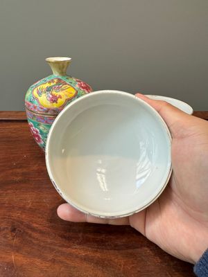Deux bols couverts de type 'chupu' en porcelaine de Chine famille rose pour le marché Straits ou Peranakan, marque et époque de Tongzhi — photo 6