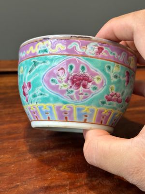 Deux bols couverts de type 'chupu' en porcelaine de Chine famille rose pour le marché Straits ou Peranakan, marque et époque de Tongzhi — photo 8