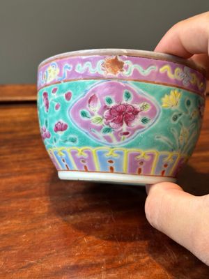 Deux bols couverts de type 'chupu' en porcelaine de Chine famille rose pour le marché Straits ou Peranakan, marque et époque de Tongzhi — photo 9