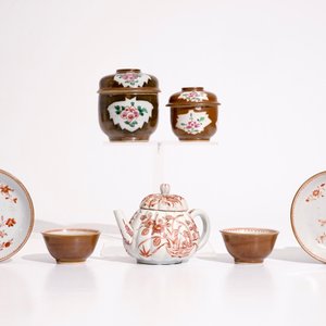 Deux bols couverts, deux tasses et soucoupes en porcelaine de Chine sur fond capucin, et une théière en Imari de Japon, 18ème — photo 2