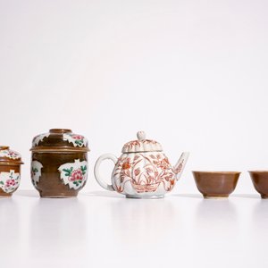Deux bols couverts, deux tasses et soucoupes en porcelaine de Chine sur fond capucin, et une théière en Imari de Japon, 18ème — photo 7
