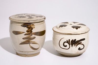 Deux bols couverts en céramique émaillée Cizhou, Chine, Song et Ming