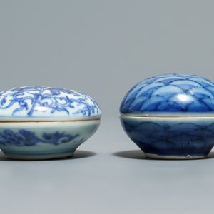 Deux bols, deux tasses à vin et deux boîtes du Hatcher Cargo en porcelaine de Chine bleu et blanc, époque Transition — photo 5