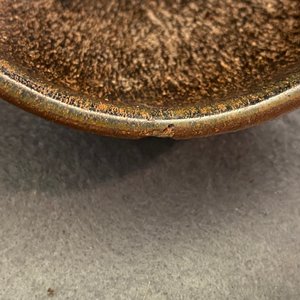 Deux bols en grès porcelaineux de type jianyao à émail 'fourrure de lièvre' et brun, Song — photo 9