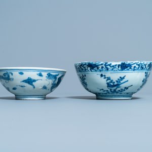 Deux bols en porcelaine de Chine en bleu et blanc et un vase en bronze, Ming — photo 3